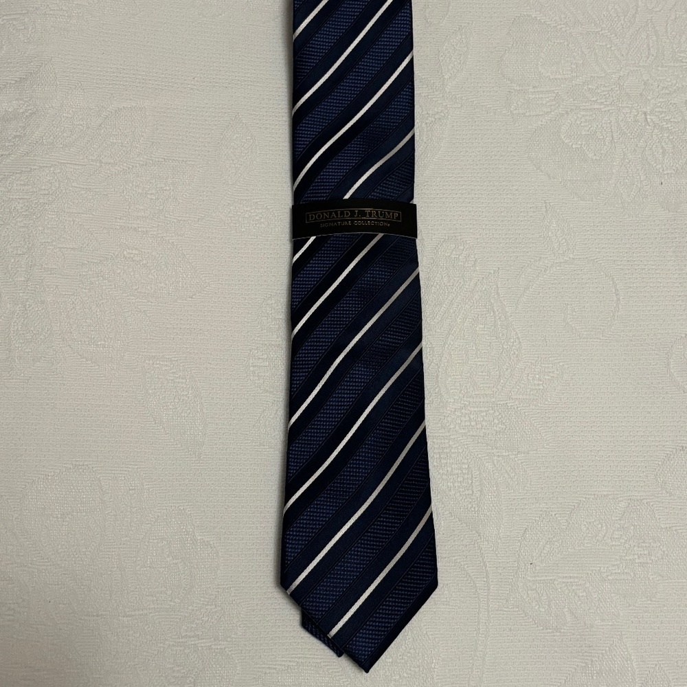 ELEGANT DONALD TRUMP SIGNATURE COLLECTION BLUE BLACK AND WHITE STRIPE DRESS TIE